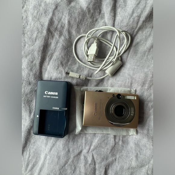 Canon PowerShot SD1100 IS Digital ELPH Digital Camera - Picture 1 of 3